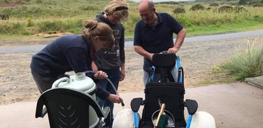 Volunteers cleaning the hippocampe beach wheelchair